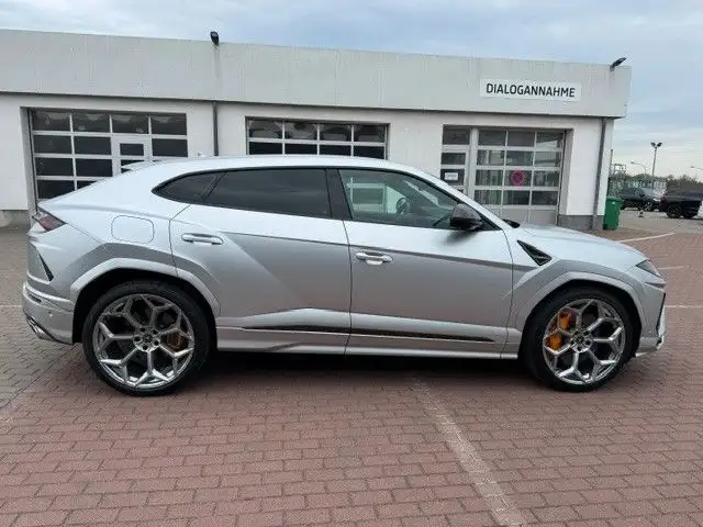 Lamborghini Urus view 6