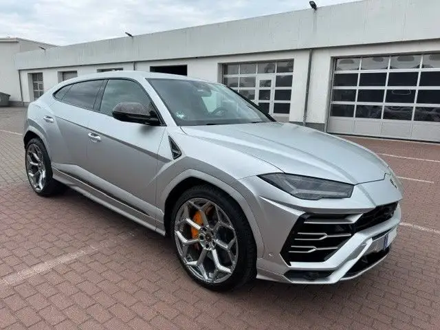Lamborghini Urus view 7