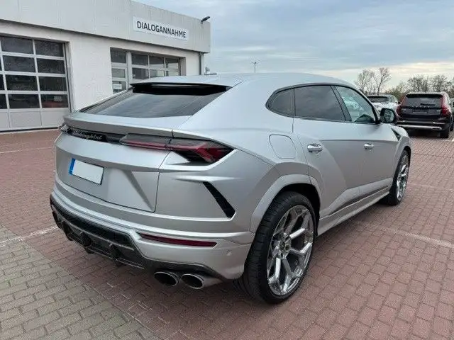 Lamborghini Urus view 5
