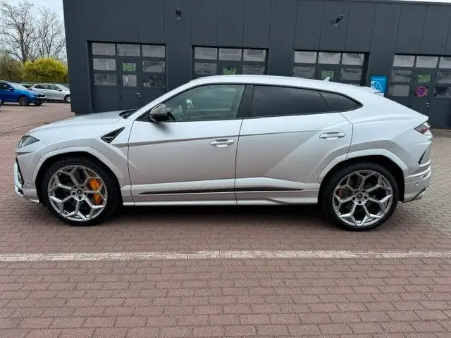 Lamborghini Urus view 3