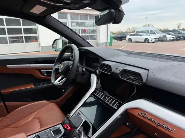 Lamborghini Urus view 9