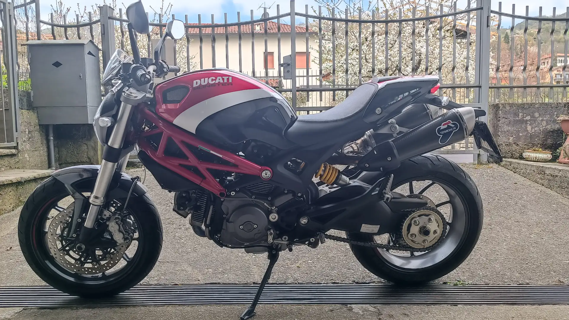 Ducati Monster 796 Rojo - 1