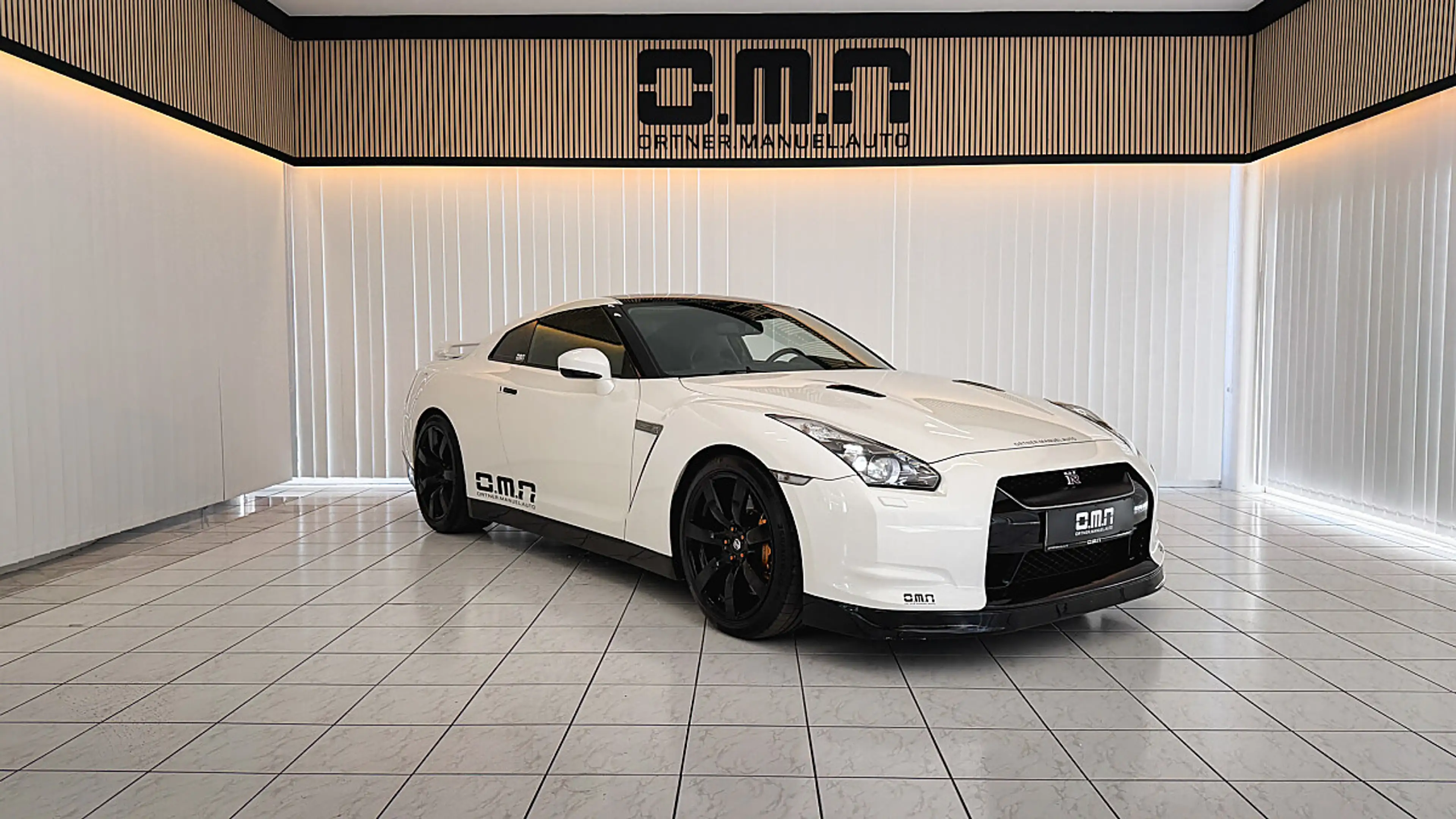 Nissan GT-R Premium Edition — photo 2