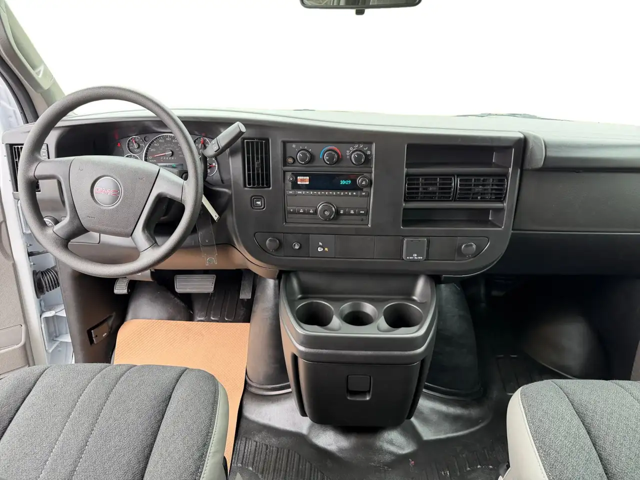 GMC Savana снимка GMC Savana