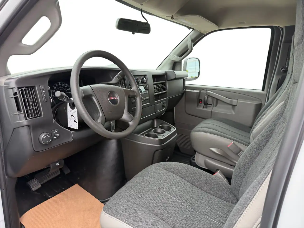 GMC Savana снимка GMC Savana