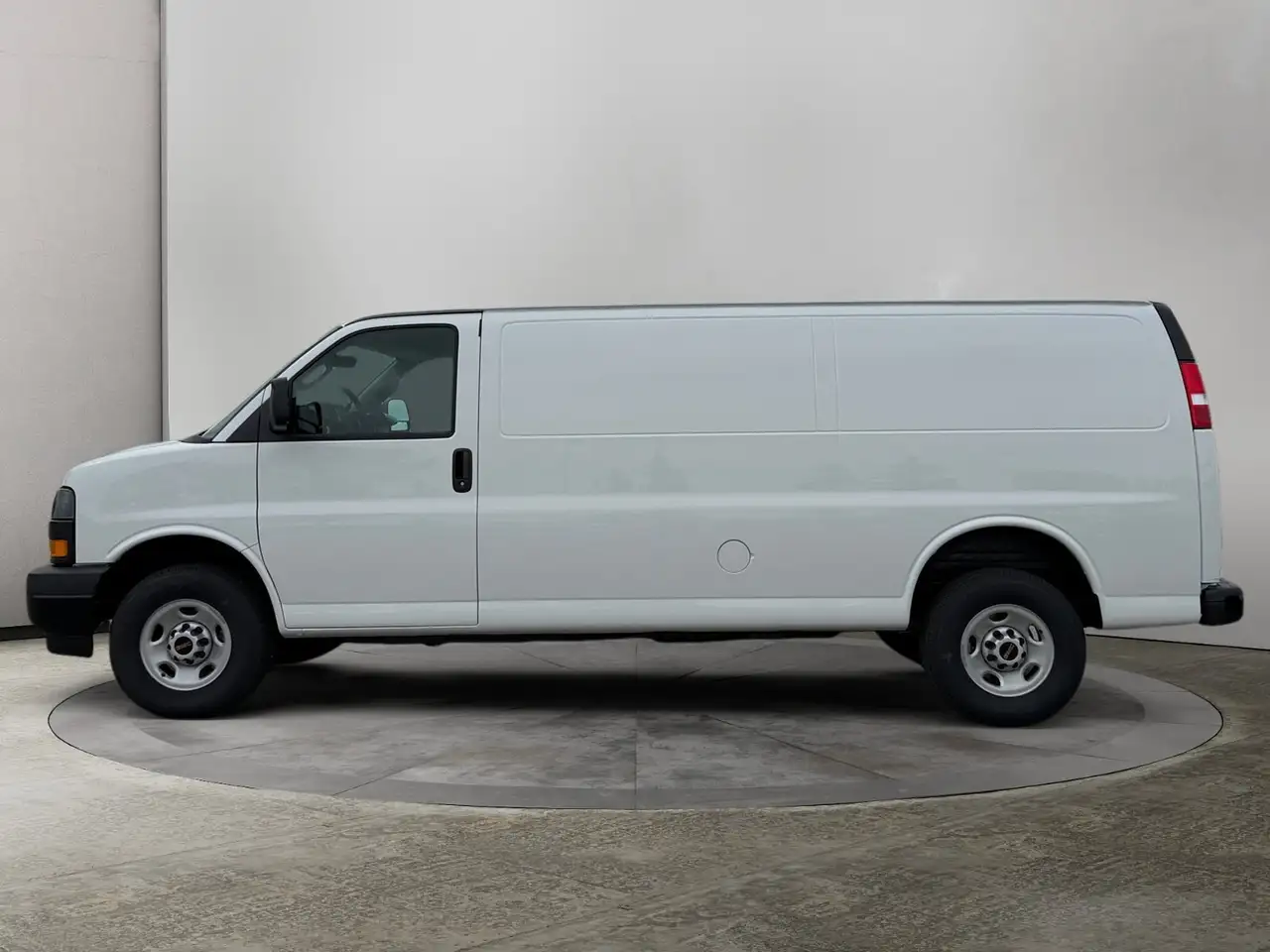 GMC Savana снимка GMC Savana