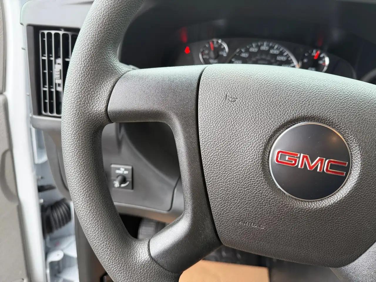 GMC Savana снимка GMC Savana