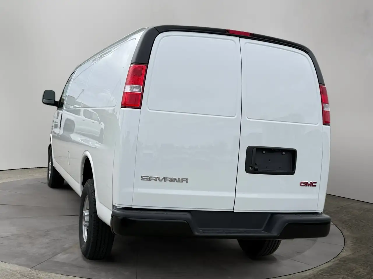 GMC Savana снимка GMC Savana