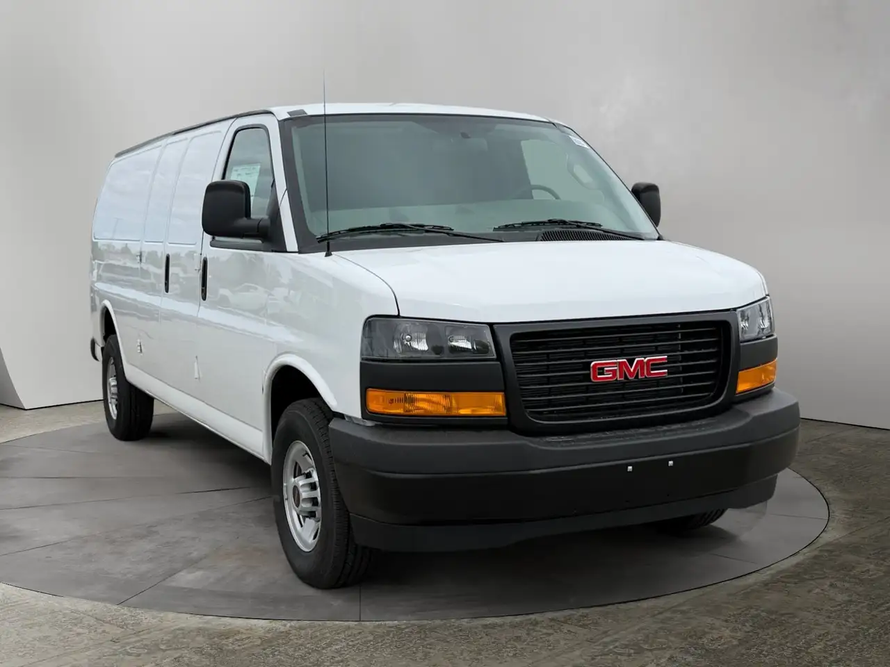 GMC Savana снимка GMC Savana