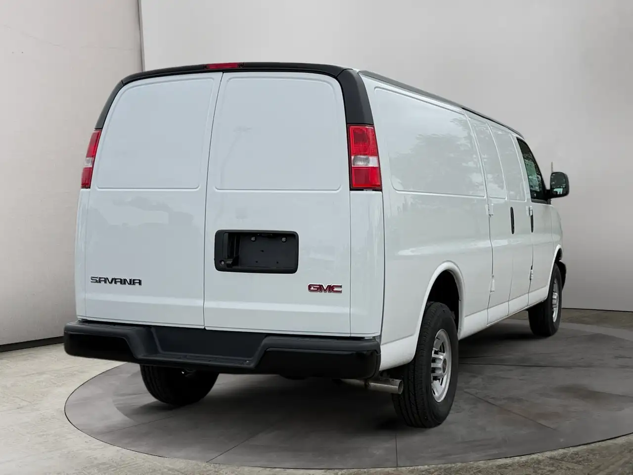 GMC Savana снимка GMC Savana