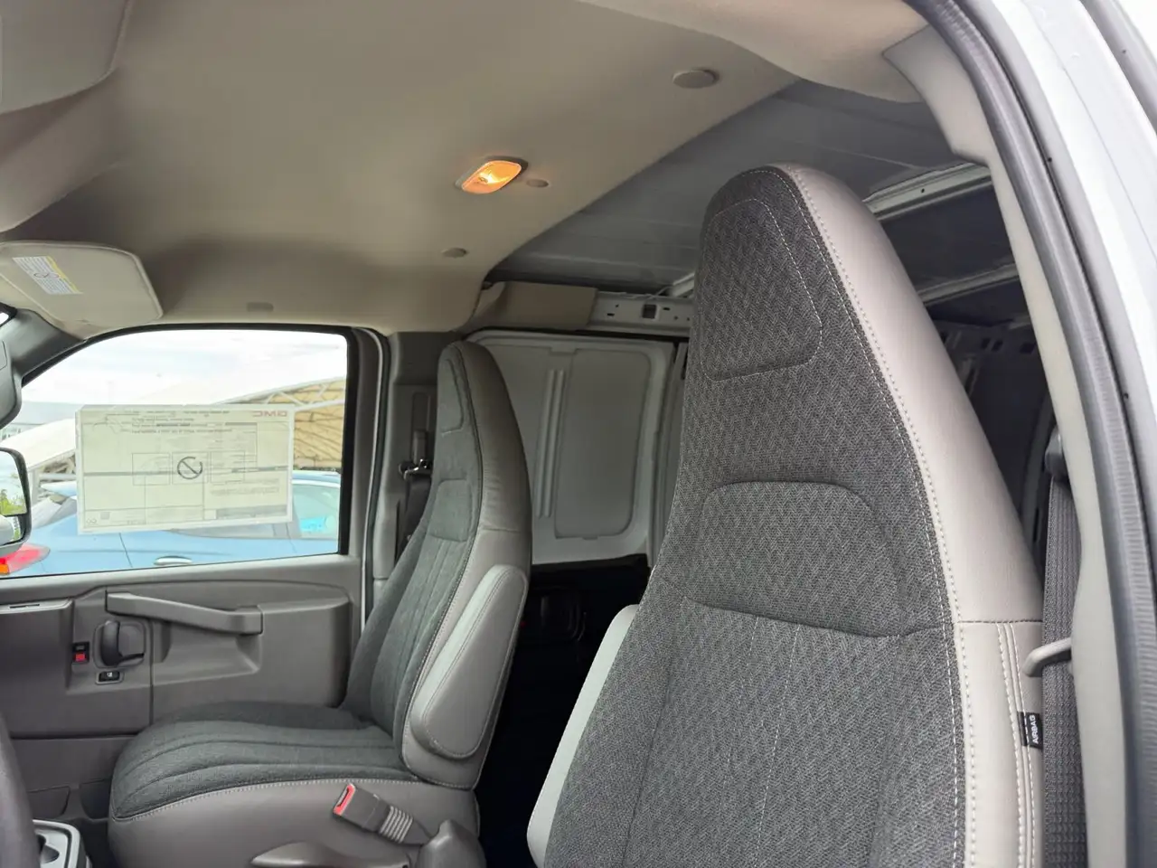 GMC Savana снимка GMC Savana
