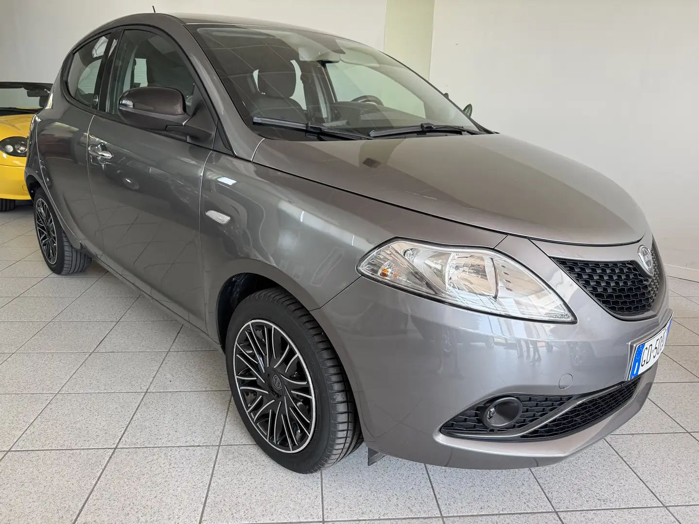 Lancia Ypsilon Ypsilon 1.0 hybrid Gold benzina da 150 euro al mes Grigio - 1