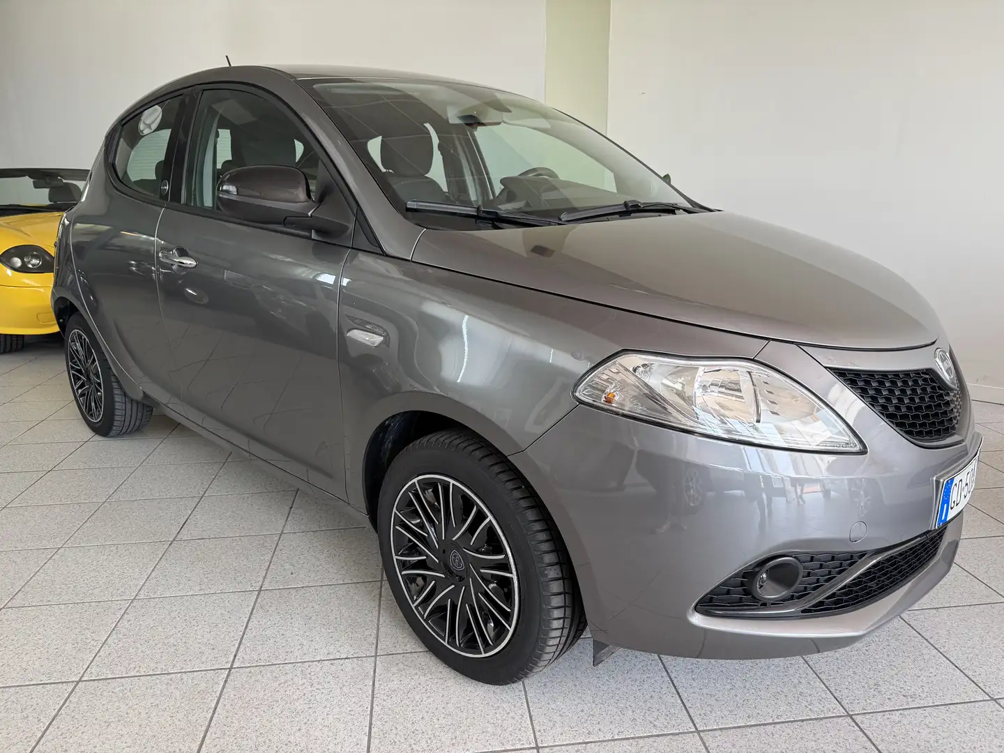 Lancia Ypsilon Ypsilon 1.0 hybrid Gold benzina da 150 euro al mes Grijs - 2