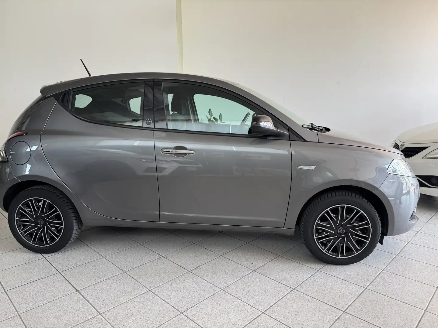 Lancia Ypsilon Ypsilon 1.0 hybrid Gold benzina da 150 euro al mes Grijs - 1