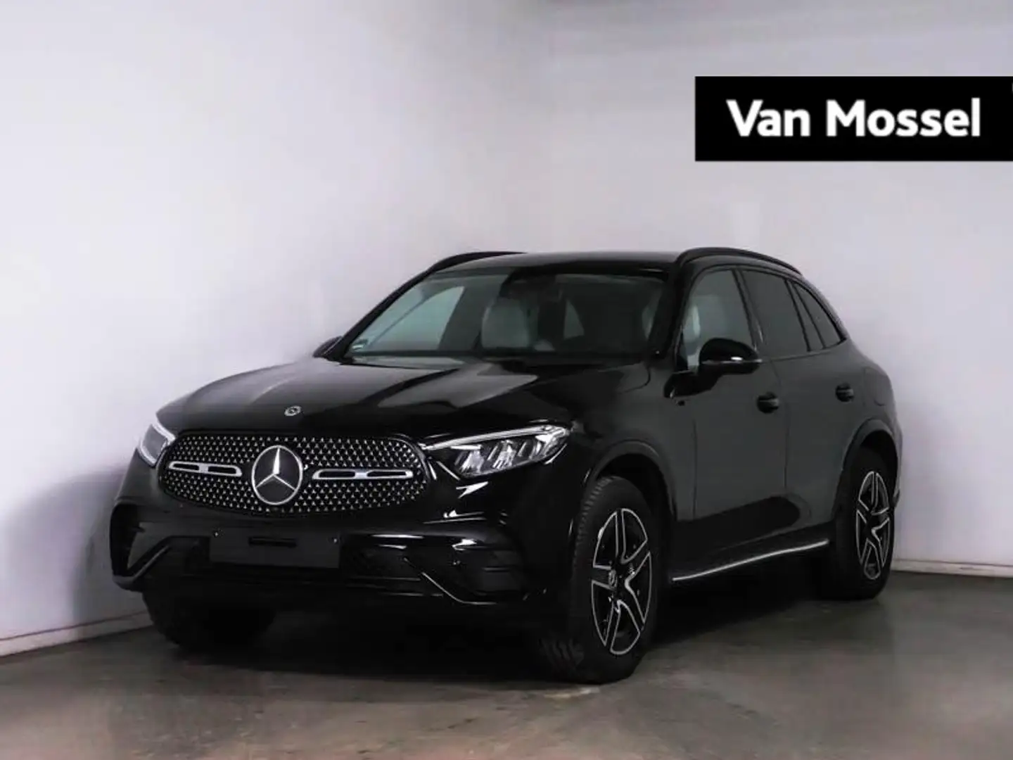 Mercedes-Benz GLC 300 e 4MATIC AMG Line + LEDER + TREEPLANKEN + NIGHTPAK Zwart - 1