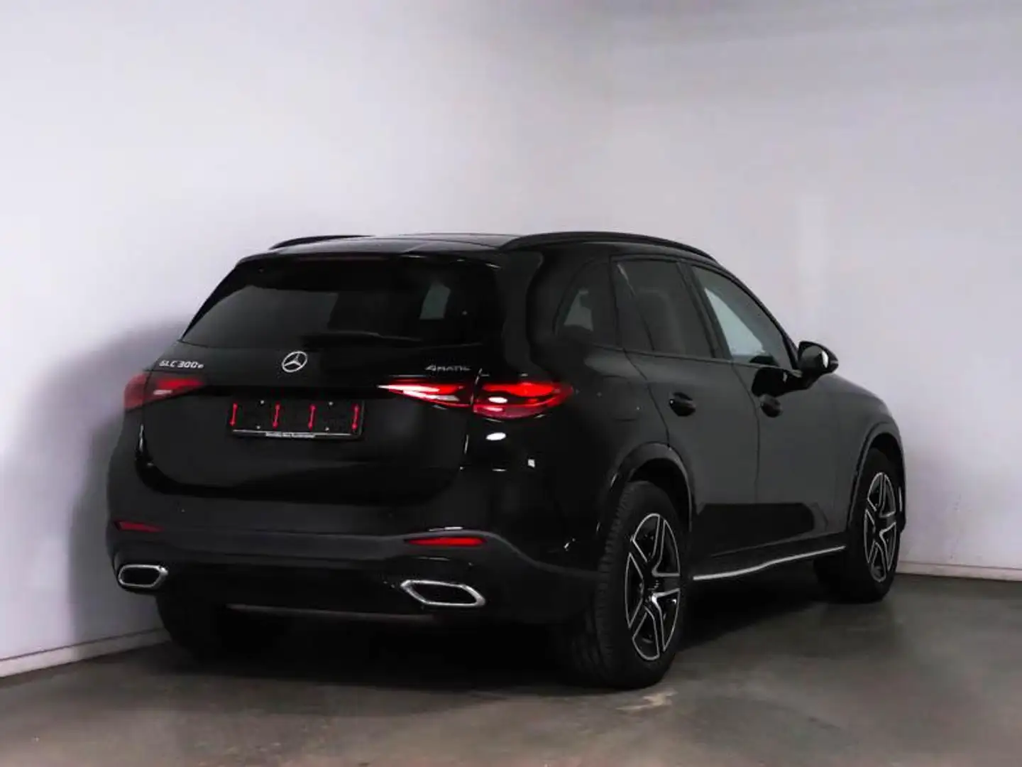 Mercedes-Benz GLC 300 e 4MATIC AMG Line + LEDER + TREEPLANKEN + NIGHTPAK Zwart - 2