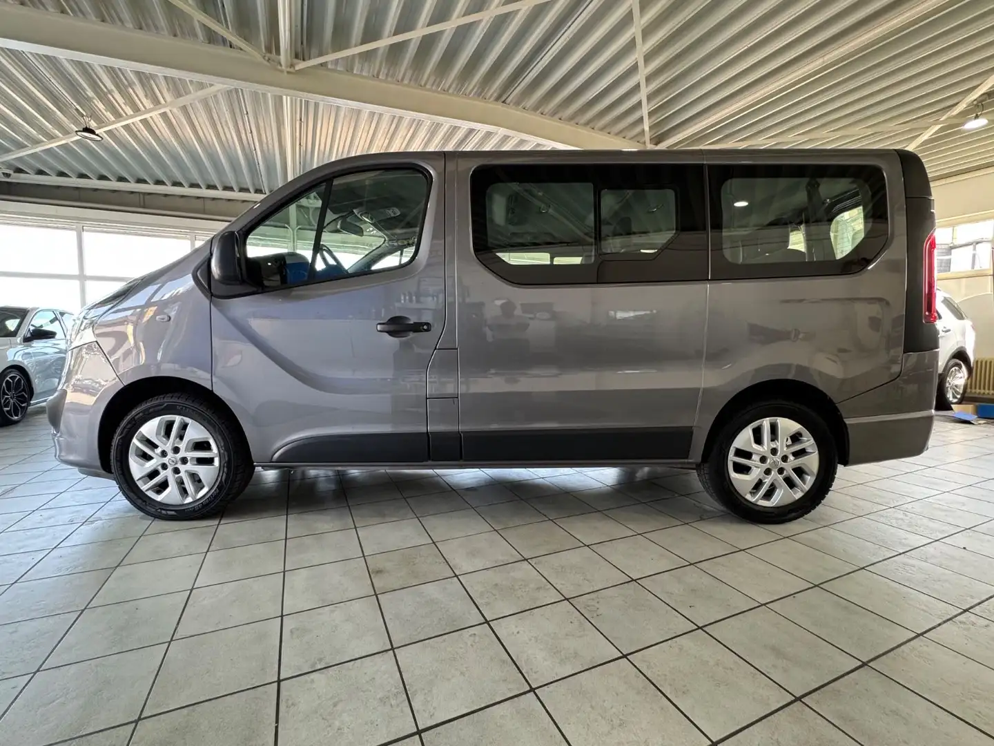 Opel Vivaro B Kombi L1H1  2,7t/8-Sitze/NAVI/SHZ/AHK Grau - 2