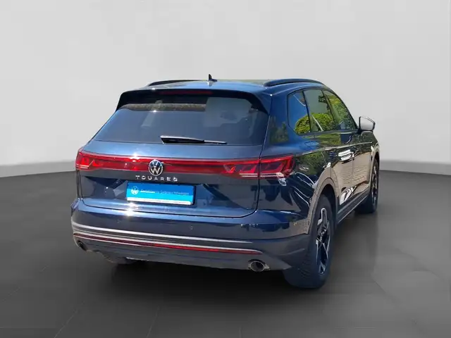 Volkswagen Touareg view 3