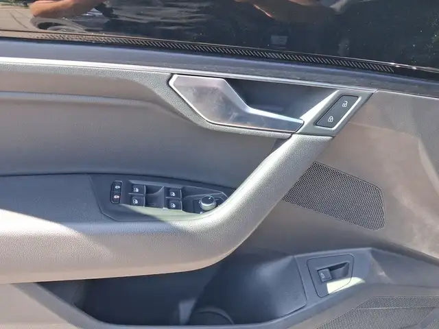 Volkswagen Touareg view 8