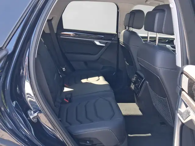 Volkswagen Touareg view 6