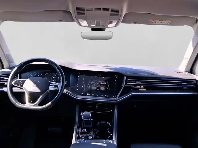 Volkswagen Touareg view 5