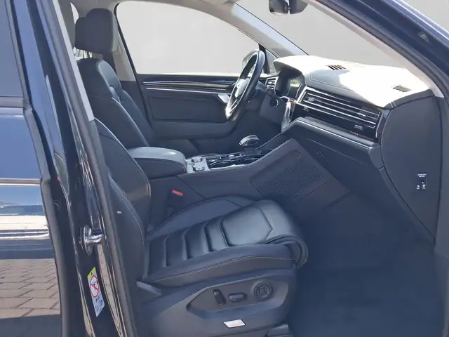 Volkswagen Touareg view 4