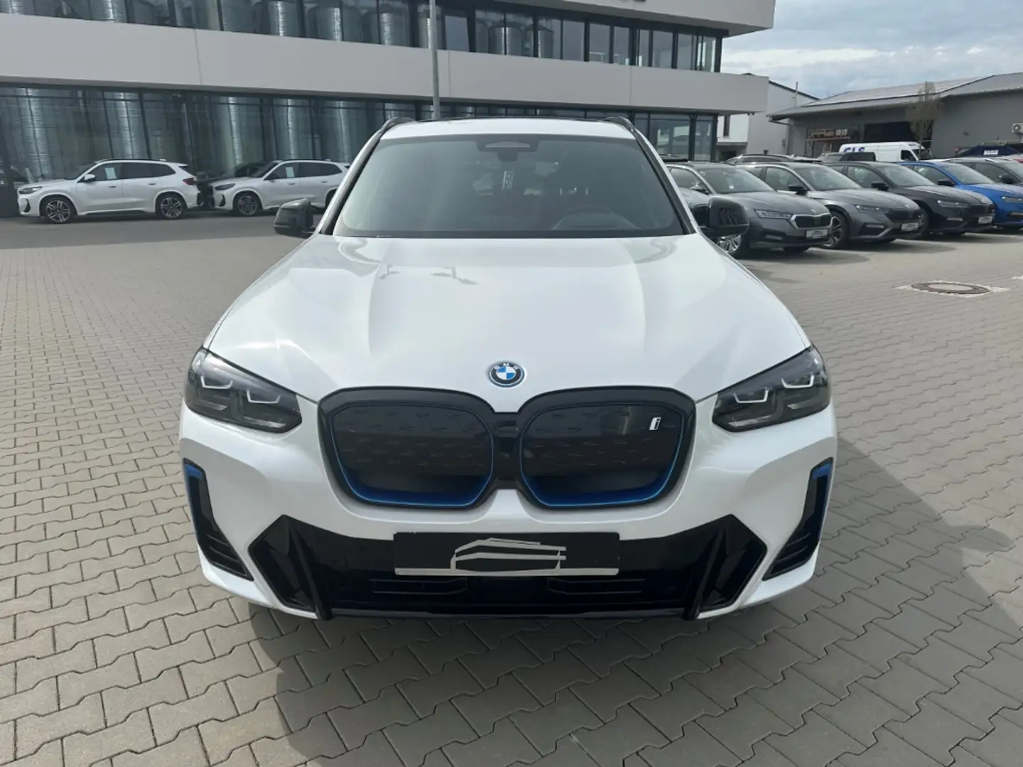 BMW iX3 Impressive AHK Shadow Line HeadUp H&K Weiß - 2