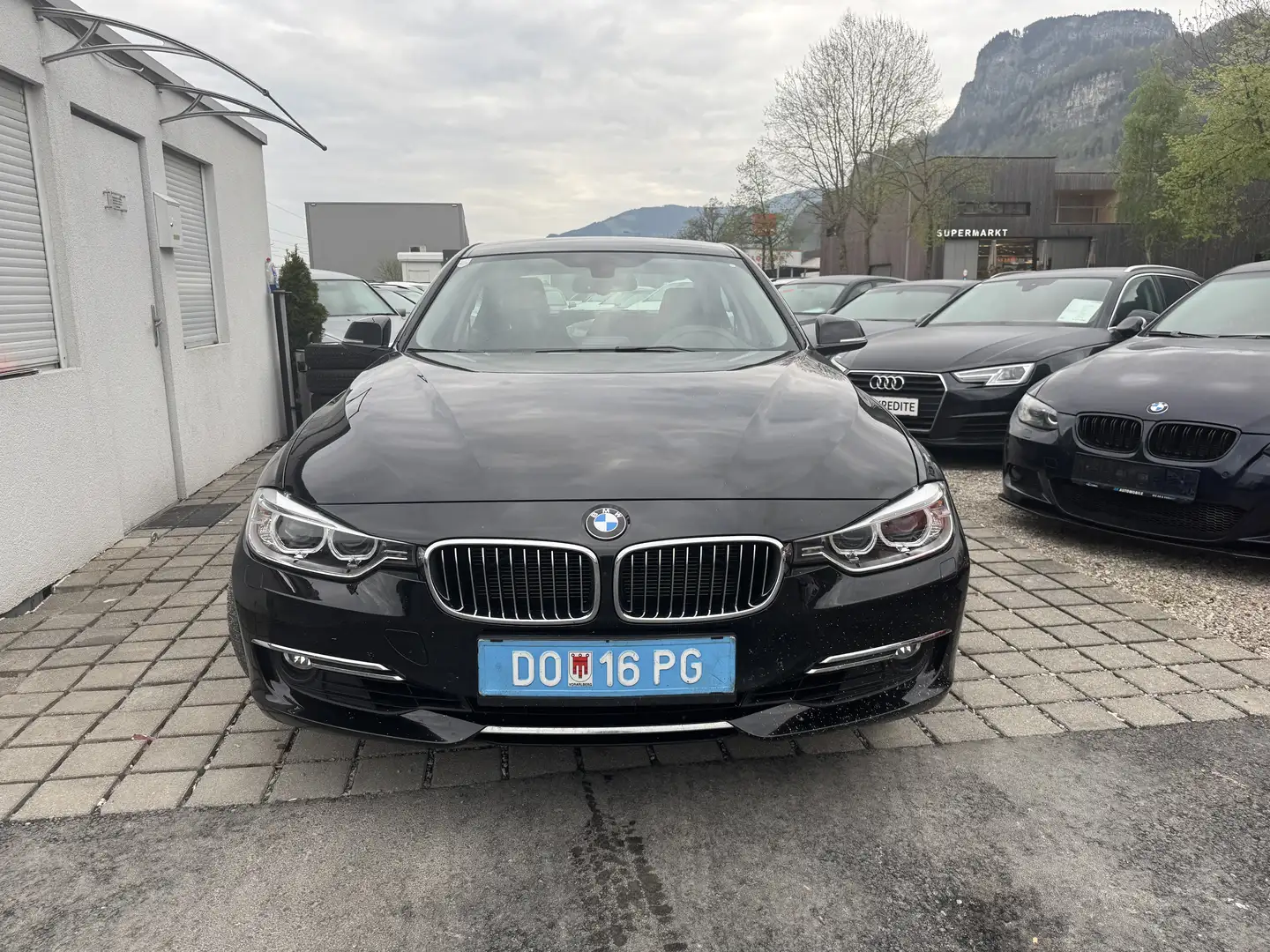 BMW 320 320 i xDrive Schwarz - 2