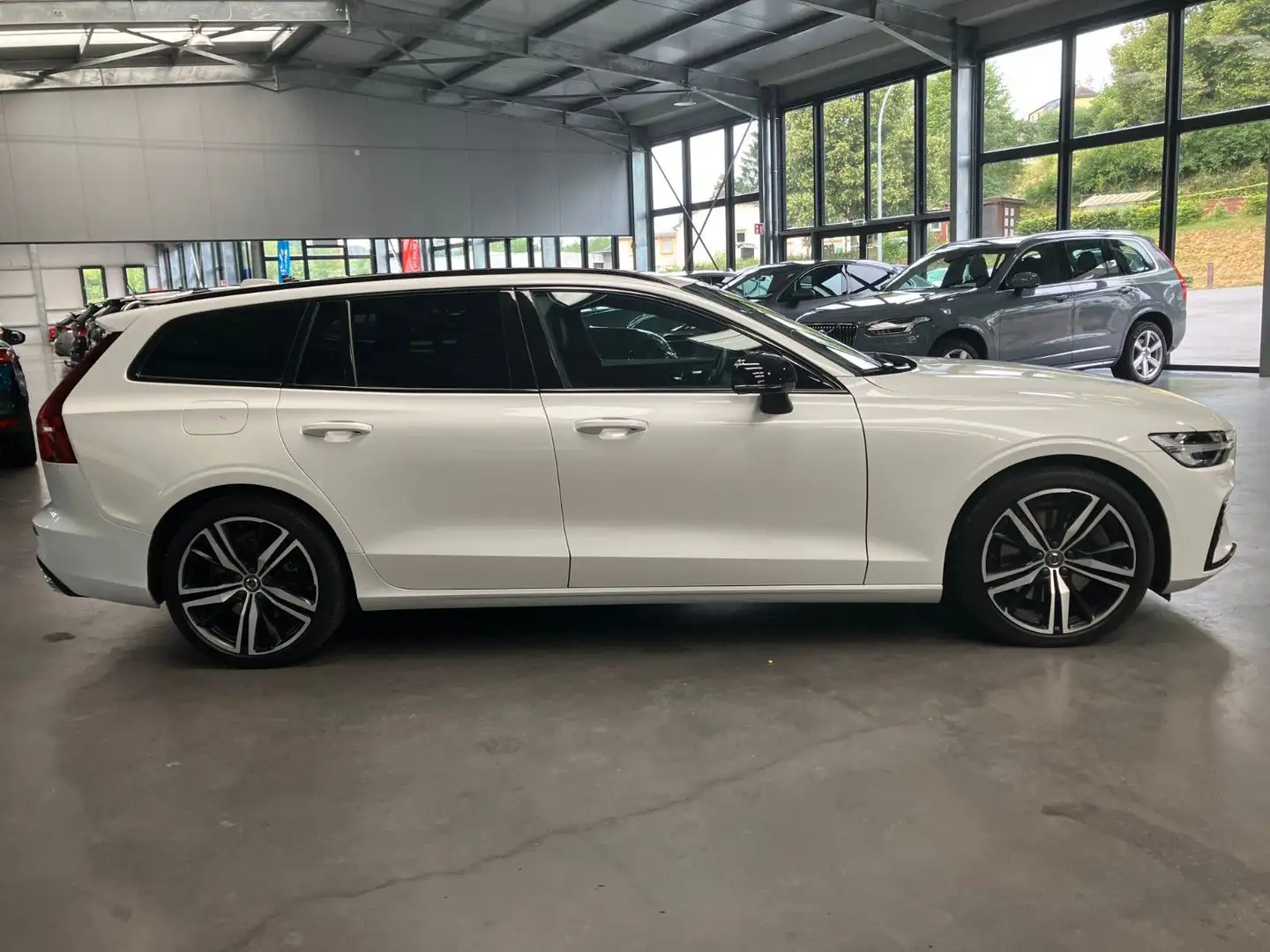Volvo V60 R Design Recharge Plug-In Hybrid AWD Blanc - 2