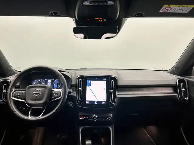 Volvo XC40 view 2