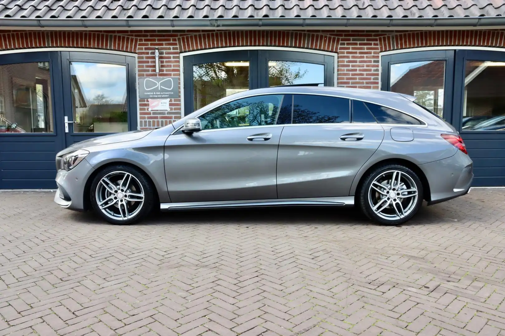 Mercedes-Benz CLA 200 Shooting Brake Ambition AMG | PANORAMA | NAVIGATIE Grijs - 2