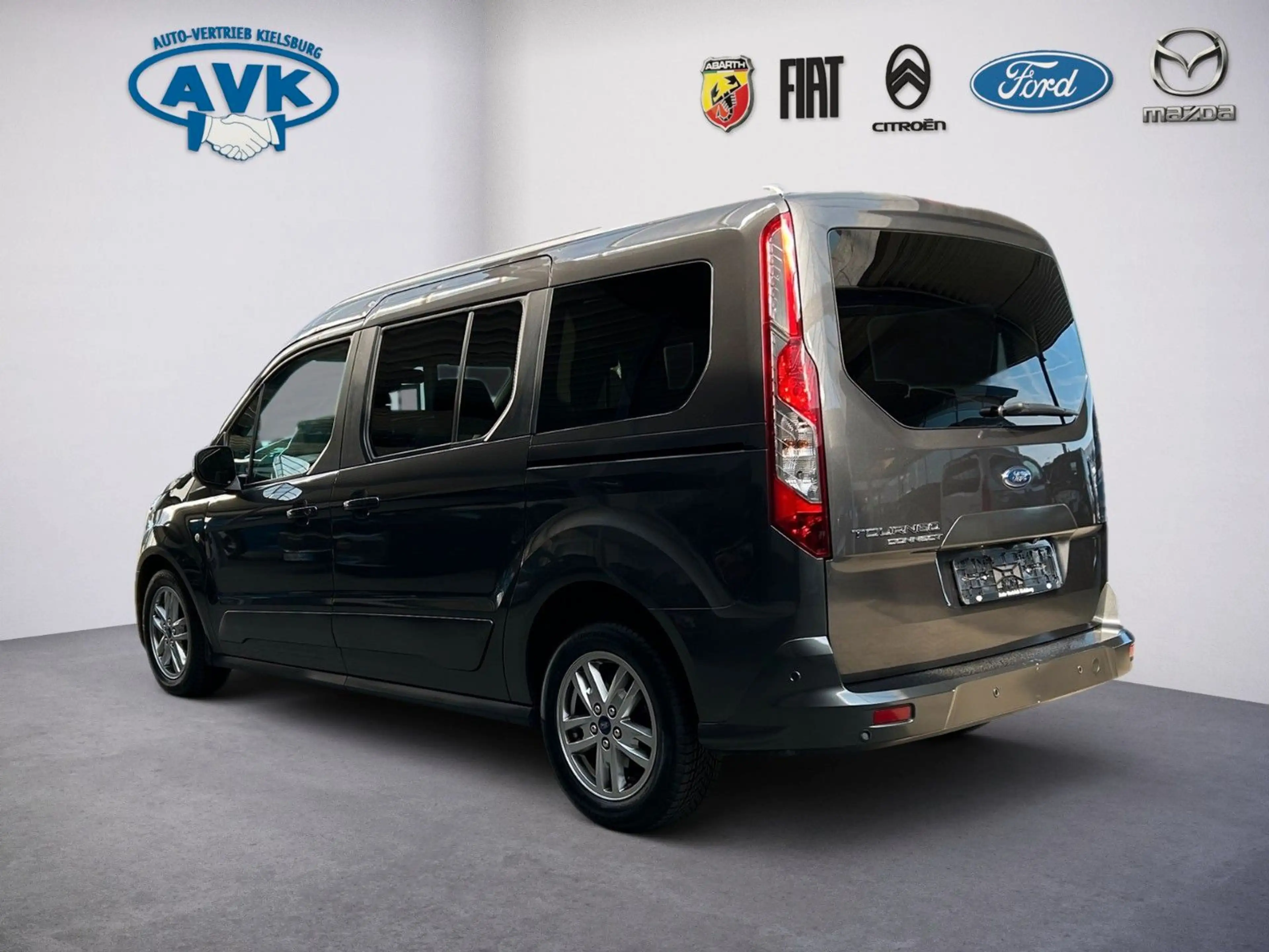 Ford Grand Tourneo Connect Titanium — photo 4