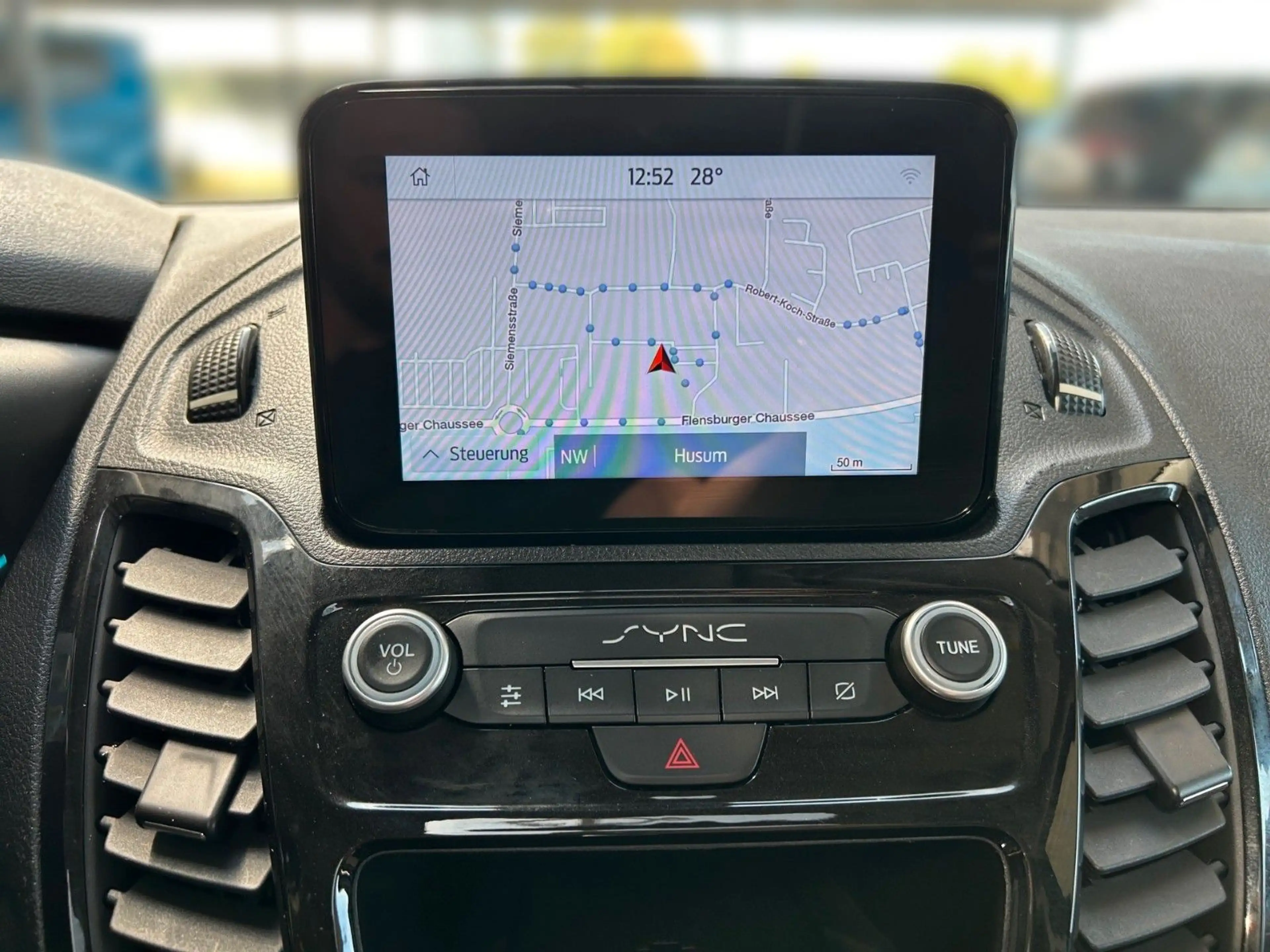 Ford Grand Tourneo Connect Titanium — photo 11