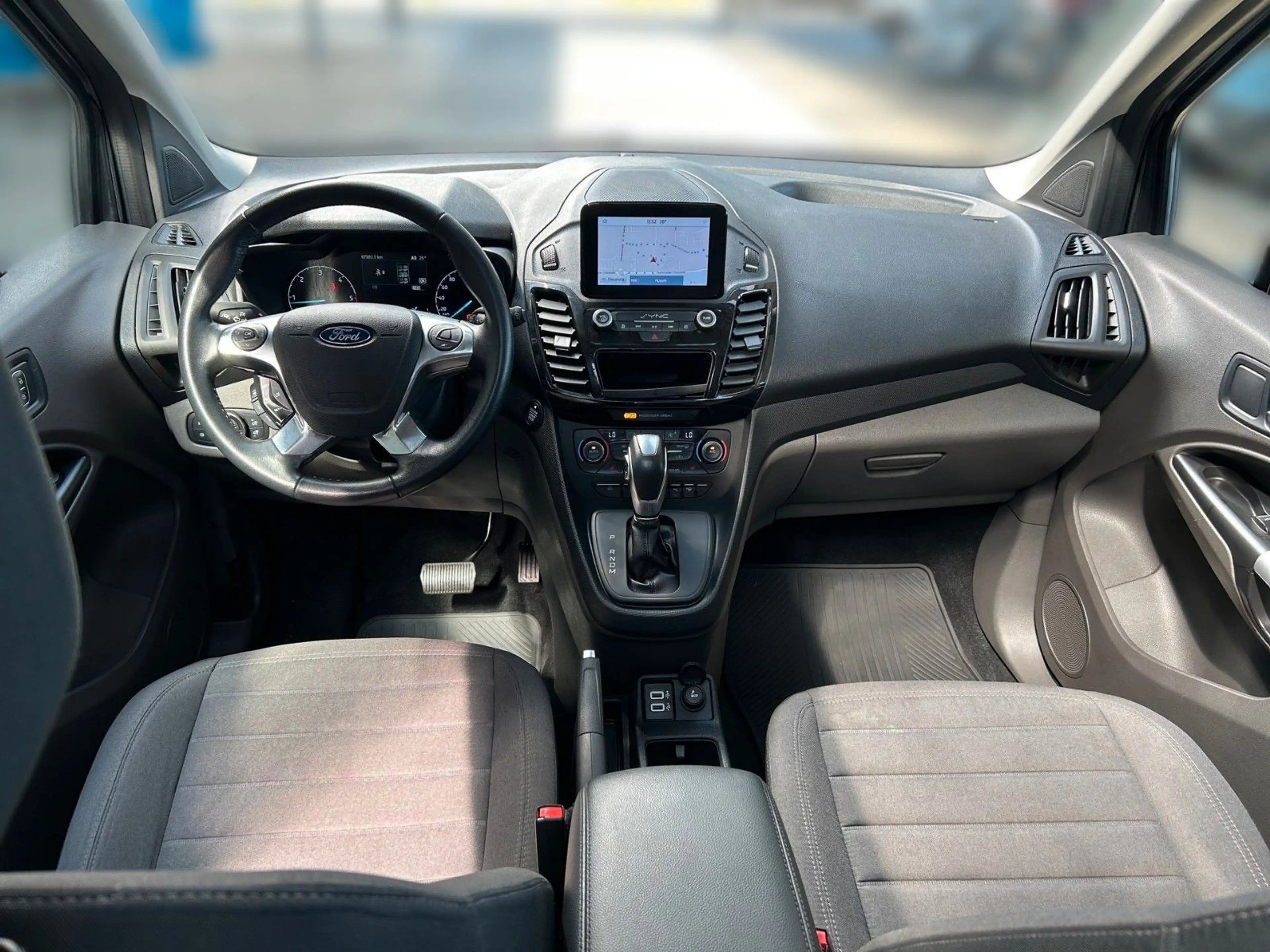 Ford Grand Tourneo Connect Titanium — photo 14