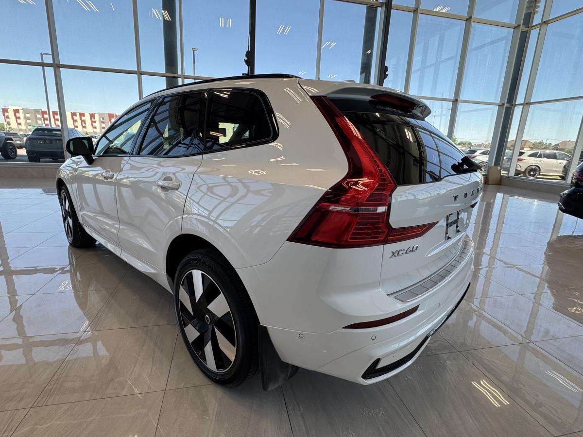 2024 Volvo XC60 T8 PHEV AWD PLUS DARK THEME TOIT PANORAMIQUE CUIR alt 5