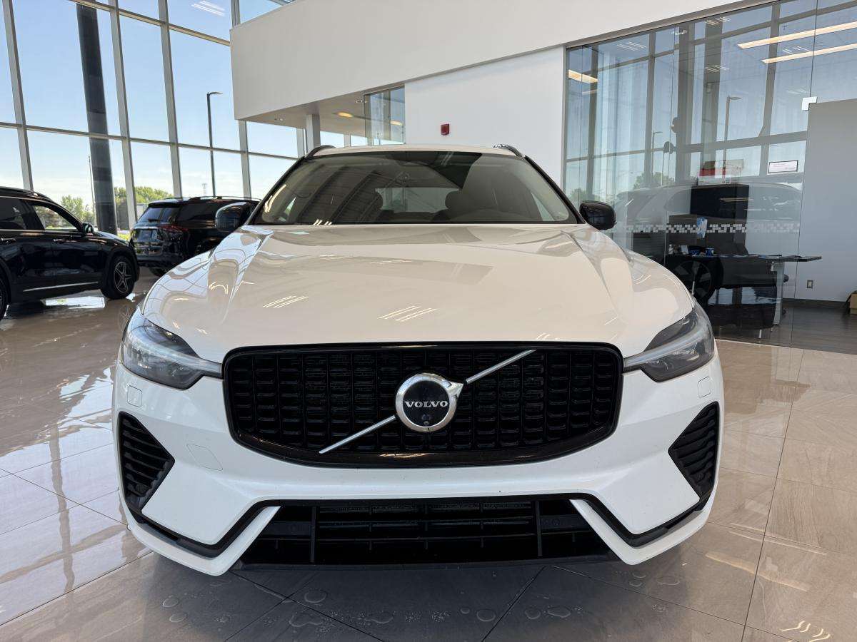 2024 Volvo XC60 T8 PHEV AWD PLUS DARK THEME TOIT PANORAMIQUE CUIR alt 2
