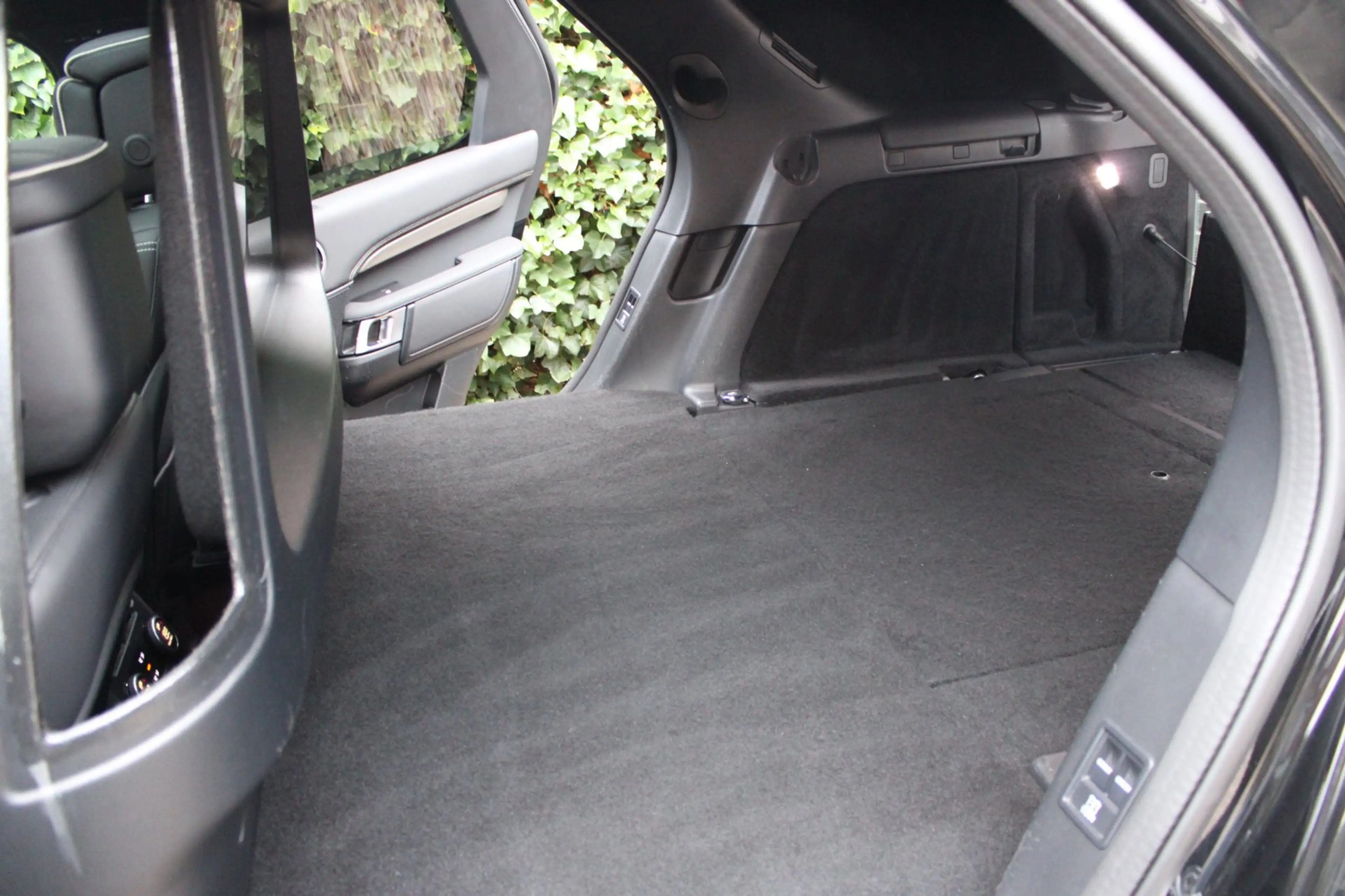 Land Rover Discovery 3.0 D300 R-Dynamic HSE | Full options | Grijs kent — photo 34