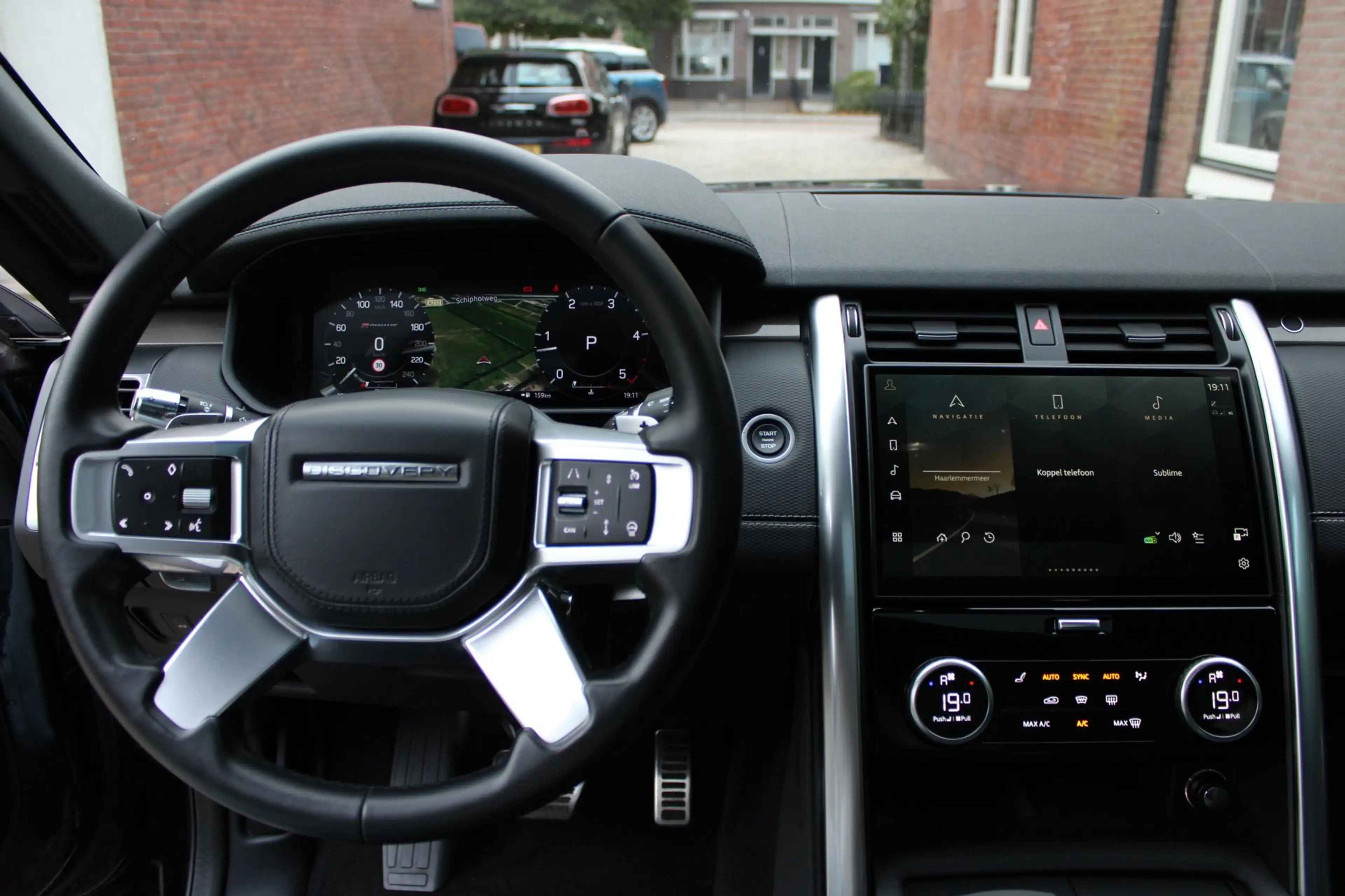 Land Rover Discovery 3.0 D300 R-Dynamic HSE | Full options | Grijs kent — photo 6