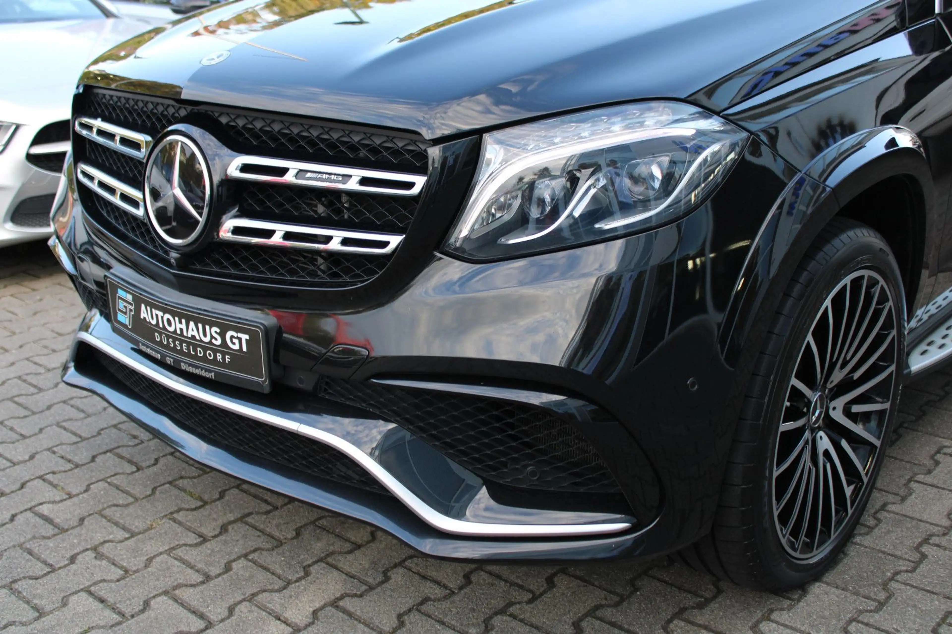Mercedes-Benz GLS 63 AMG AMG 4M/7Sitz/Glasd/Distr/360°K/Standh/AHK — photo 11
