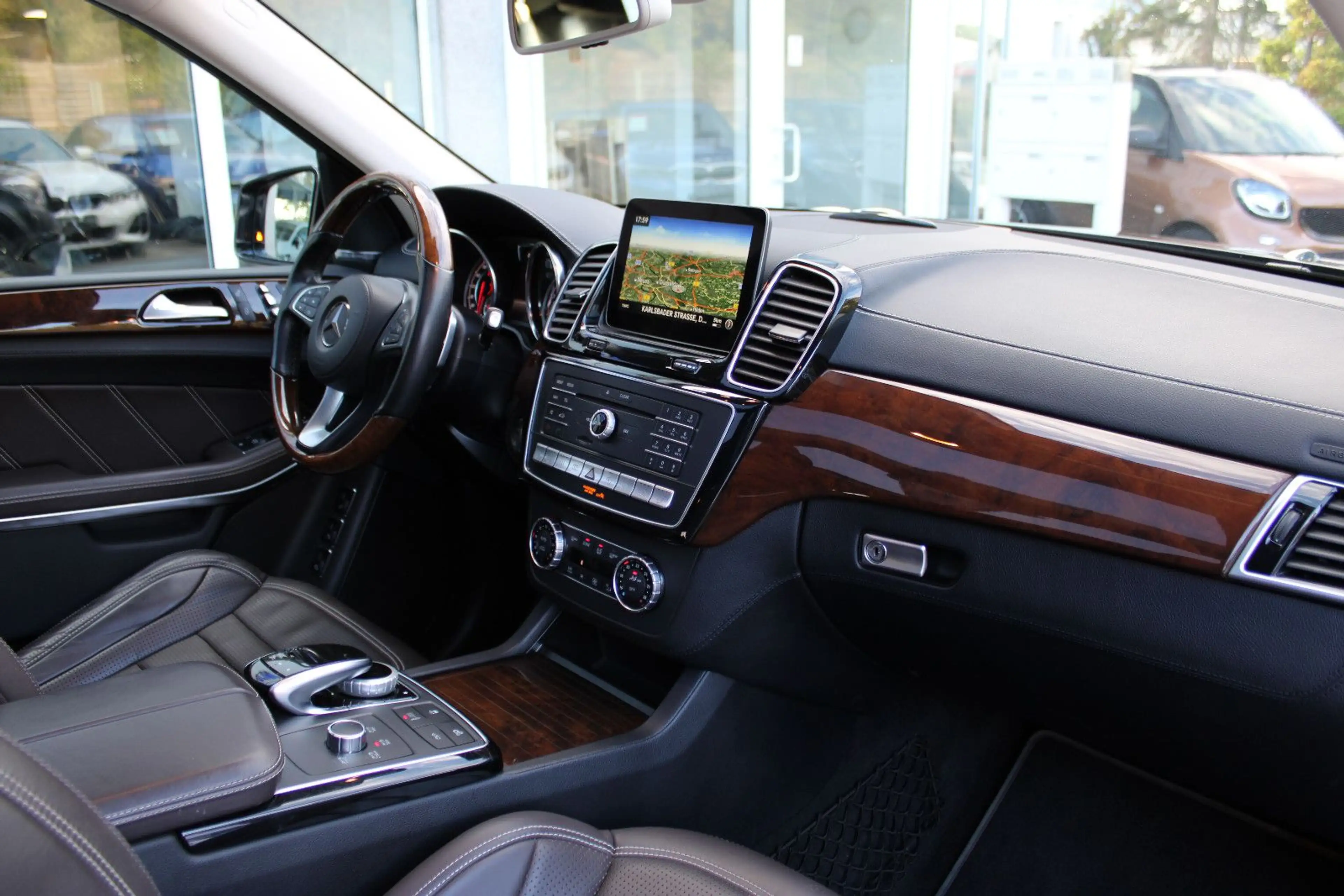 Mercedes-Benz GLS 63 AMG AMG 4M/7Sitz/Glasd/Distr/360°K/Standh/AHK — photo 15