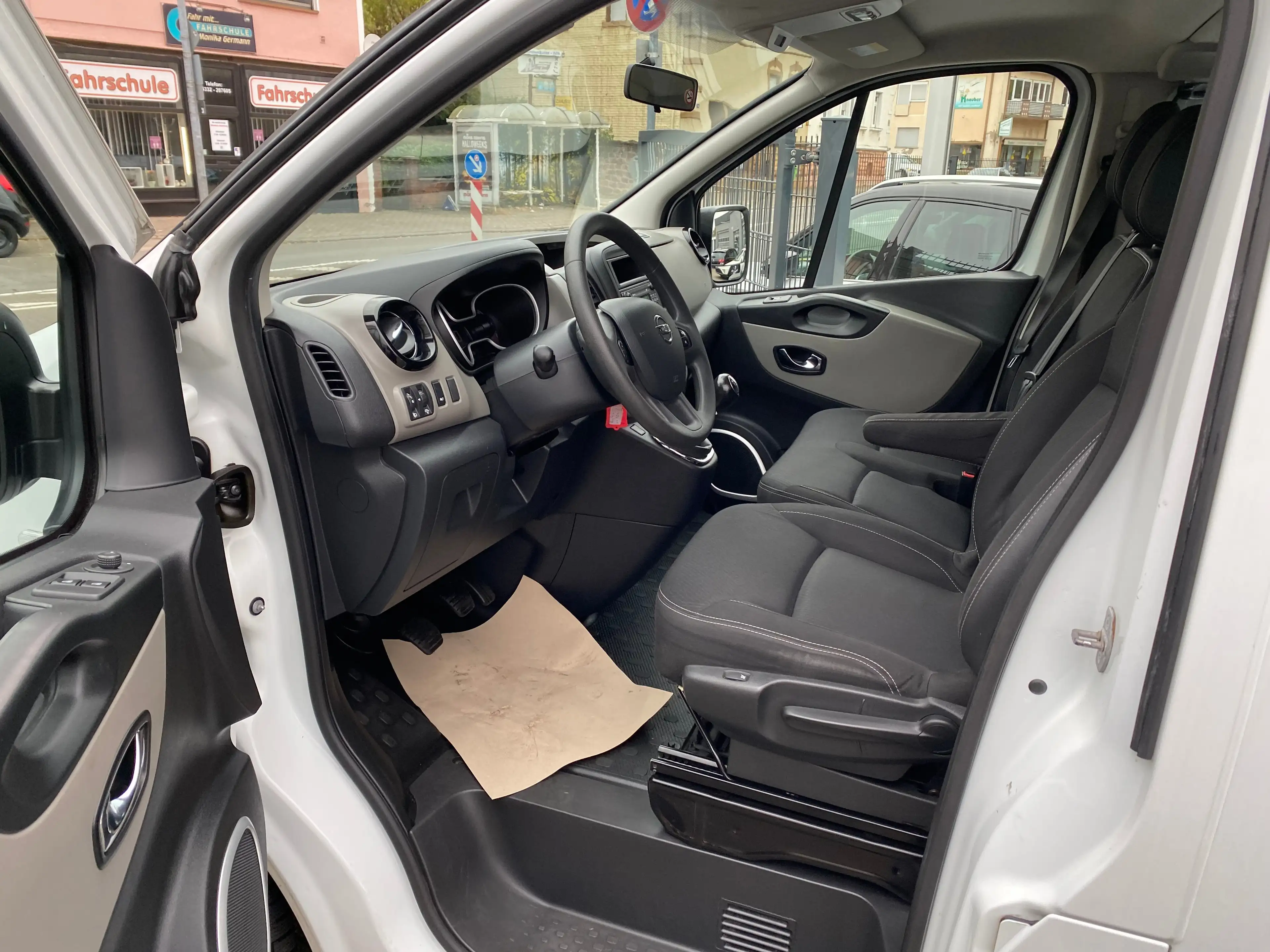 Nissan NV300 L2H1 2,7t*AHK*9Sitze*KLIMA*TEMPOMAT*TÜV neu — photo 13