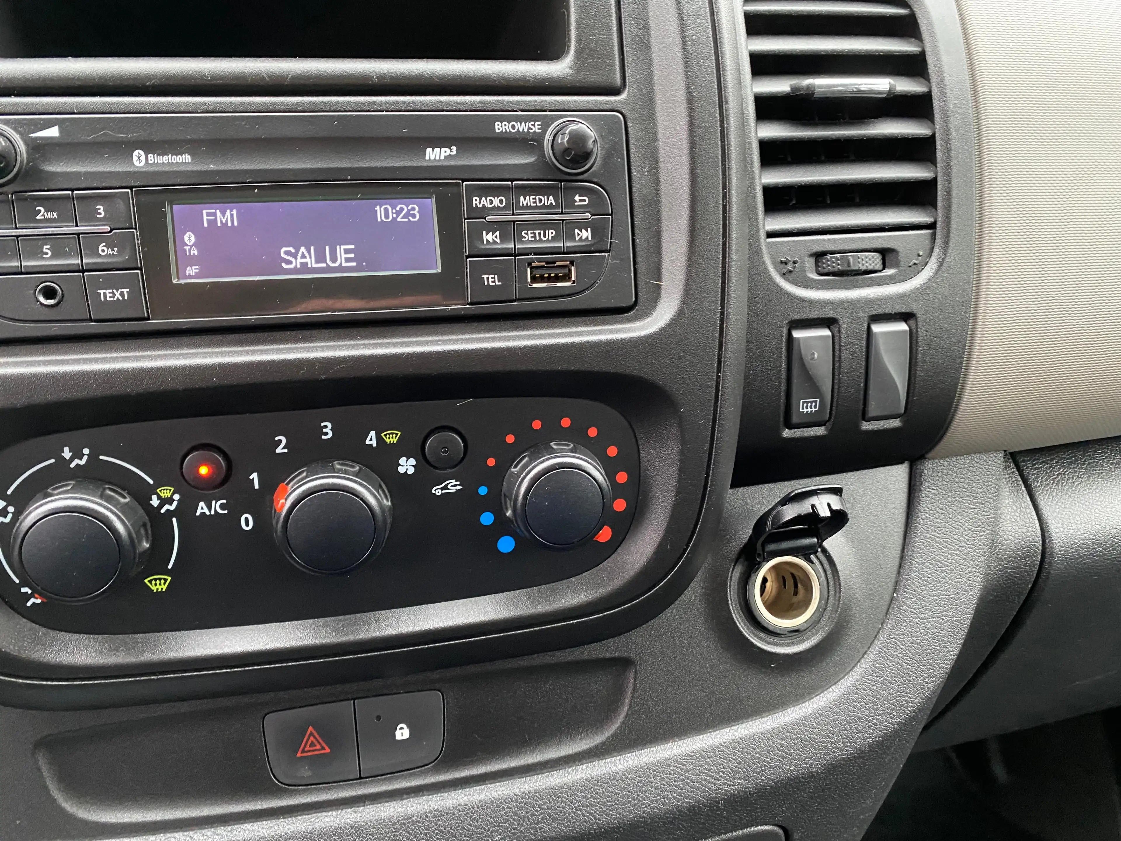 Nissan NV300 L2H1 2,7t*AHK*9Sitze*KLIMA*TEMPOMAT*TÜV neu — photo 24