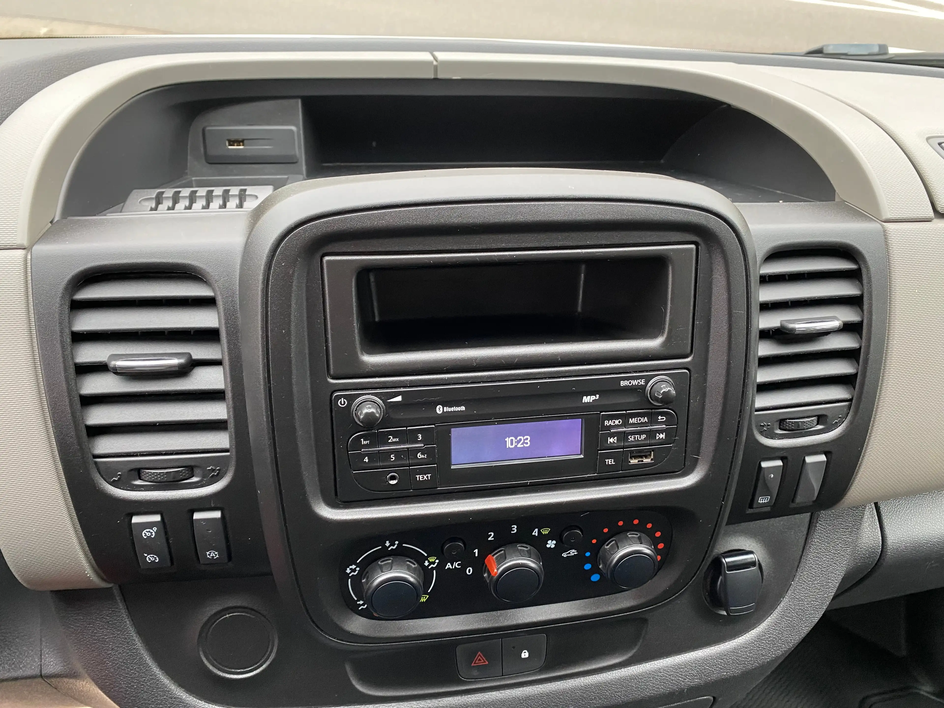 Nissan NV300 L2H1 2,7t*AHK*9Sitze*KLIMA*TEMPOMAT*TÜV neu — photo 21