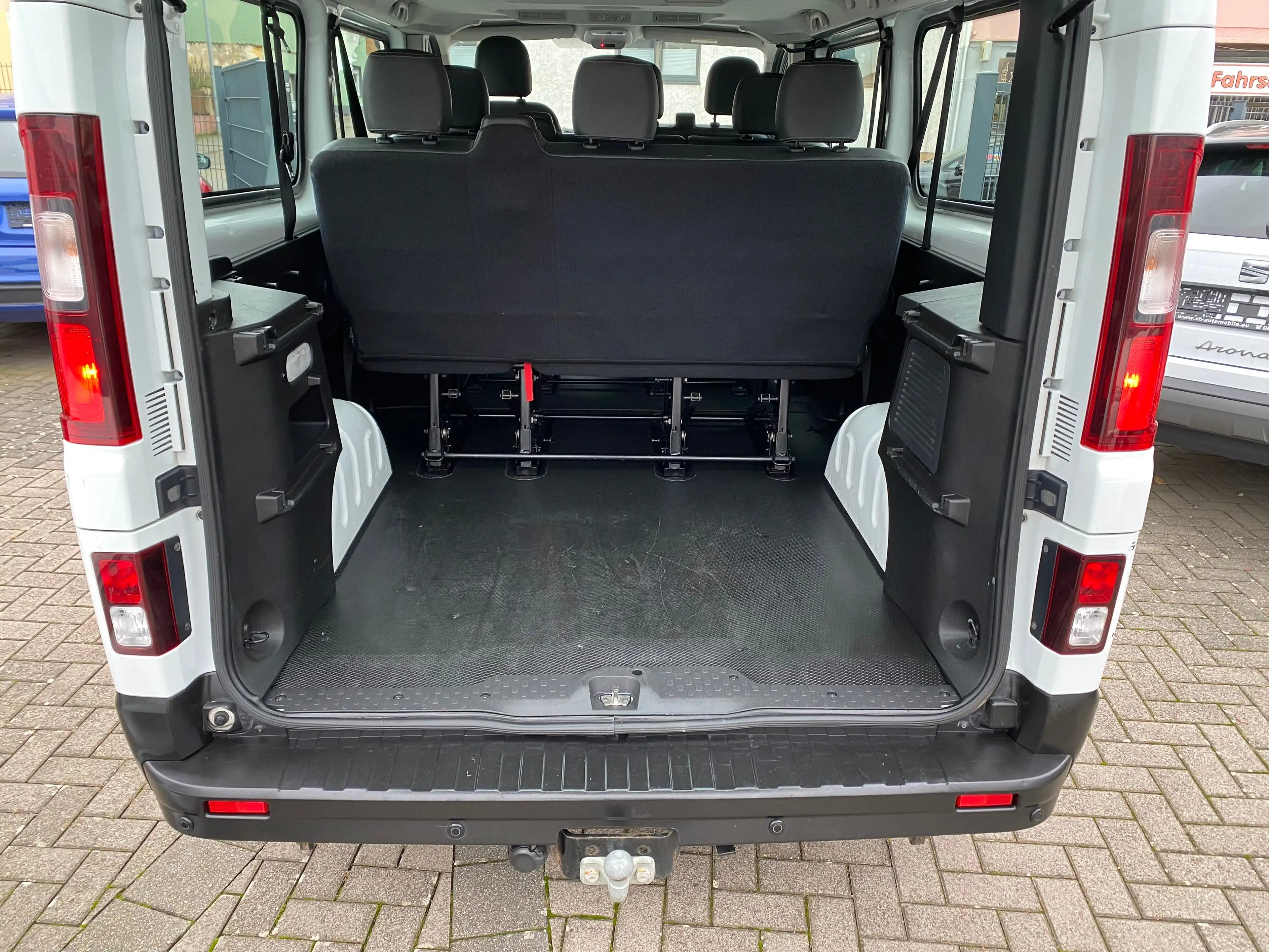 Nissan NV300 L2H1 2,7t*AHK*9Sitze*KLIMA*TEMPOMAT*TÜV neu — photo 6