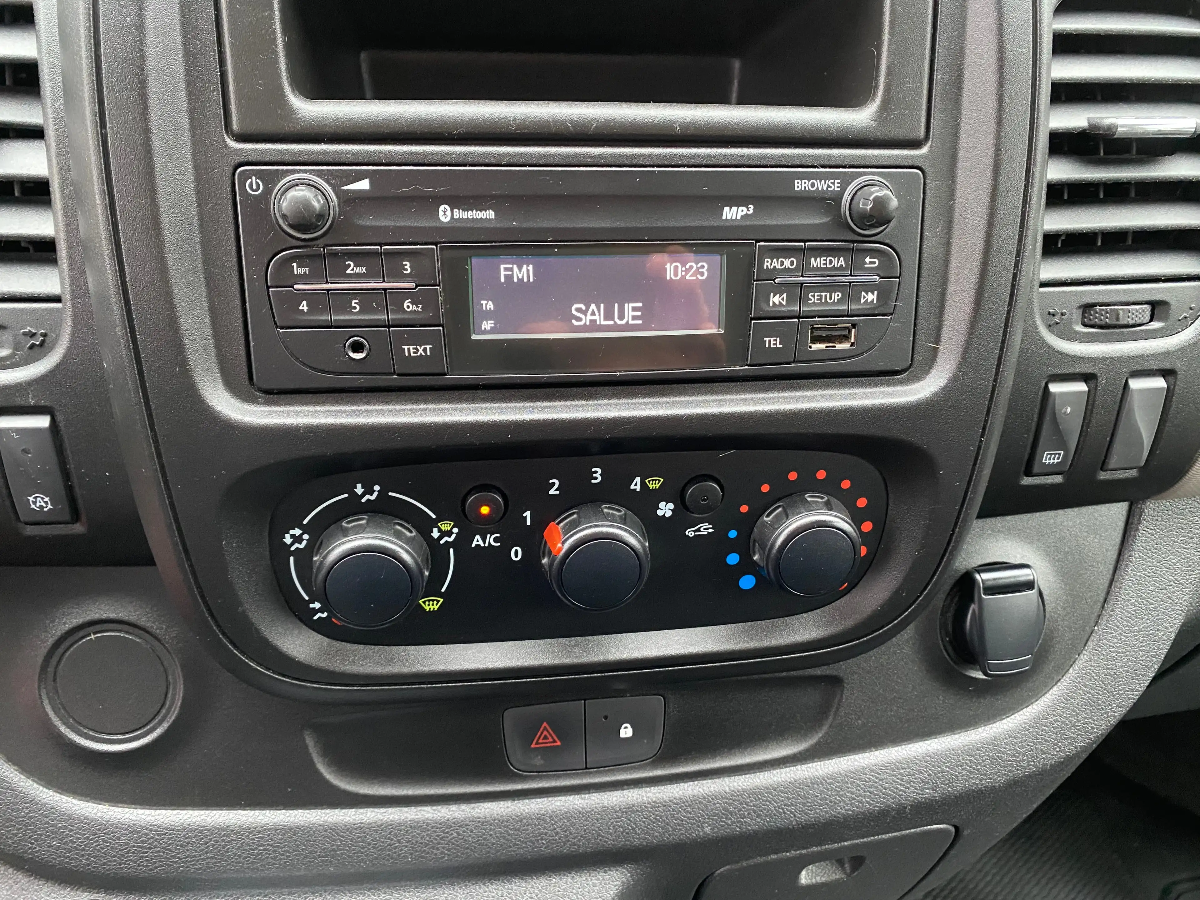Nissan NV300 L2H1 2,7t*AHK*9Sitze*KLIMA*TEMPOMAT*TÜV neu — photo 22