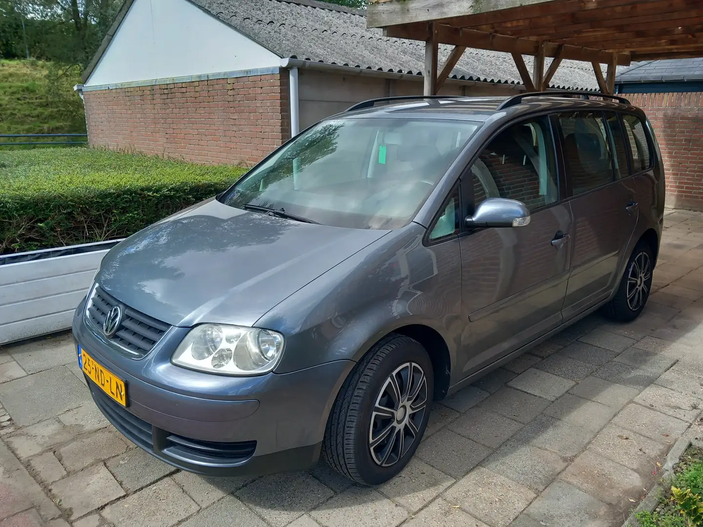 Volkswagen Touran Touran 1.6-16V FSI Trendl. Grijs - 1