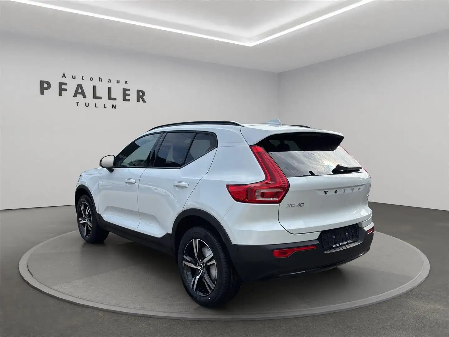 Volvo XC40 B3 Plus Dark 4LIFE Weiß - 2