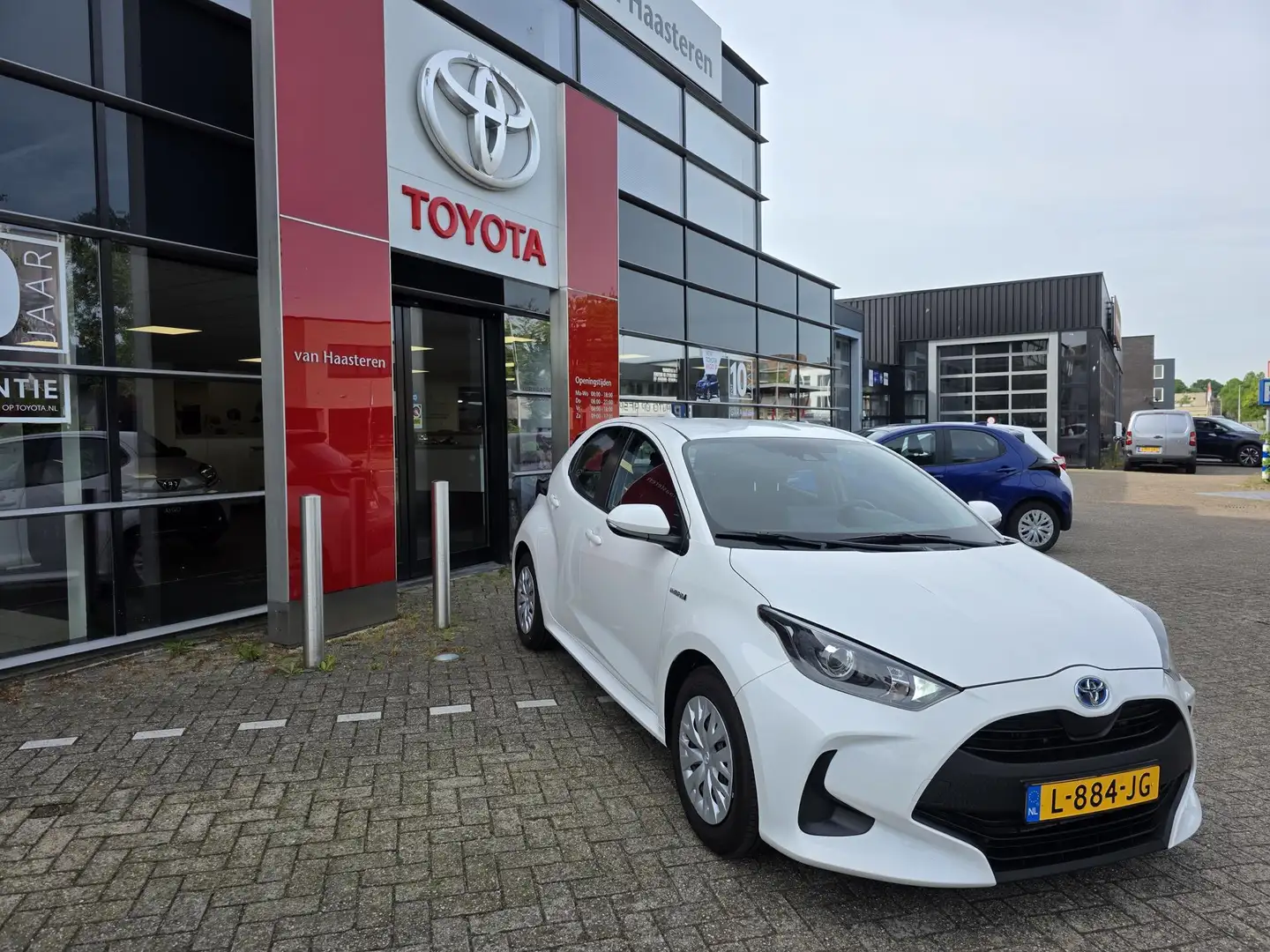 Toyota Yaris 1.5 Hybrid 116pk CVT Active Weiß - 2