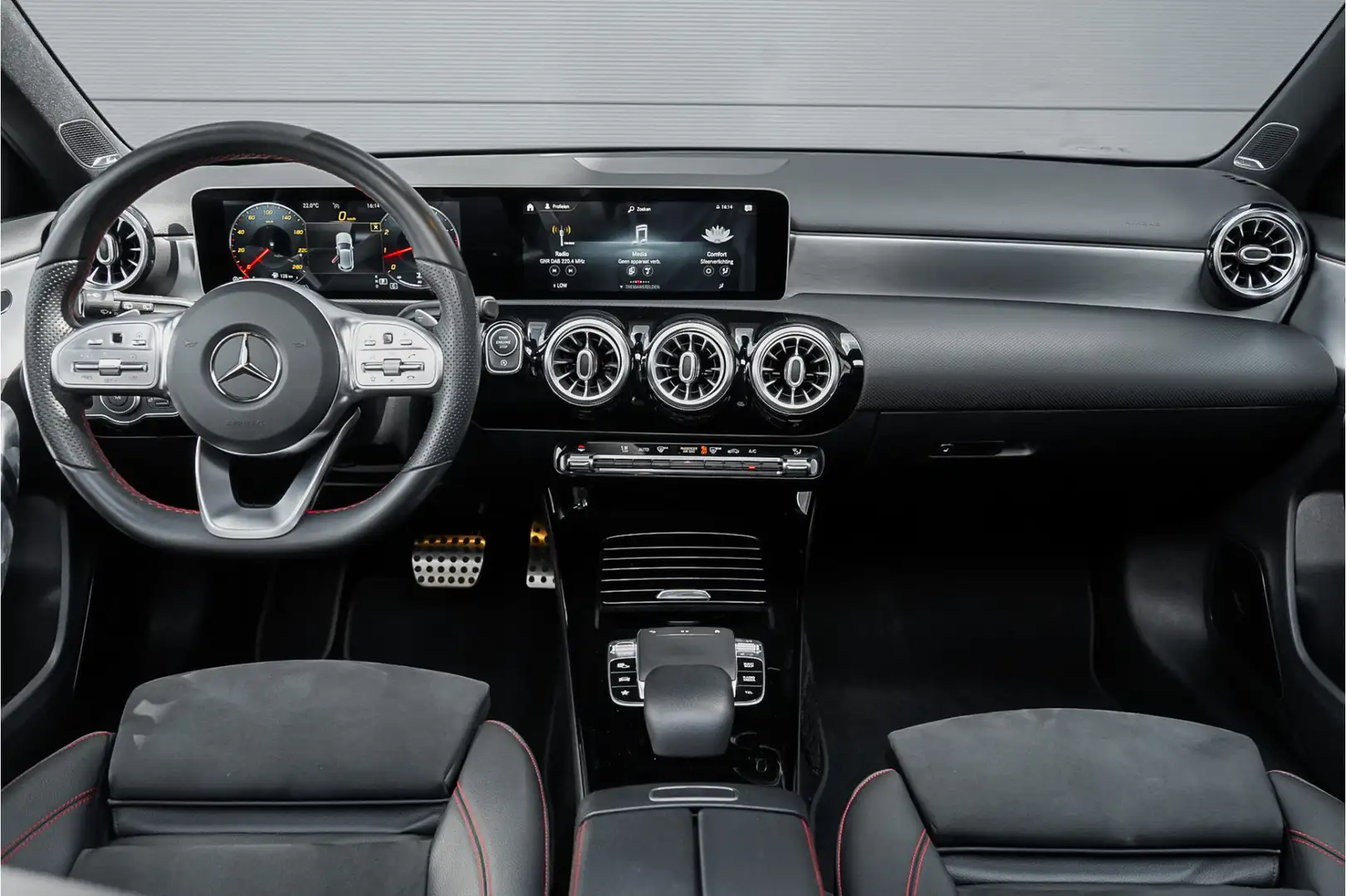 Mercedes-Benz A 250 Premium Plus AMG-Line Night Pano Burmester Ambient Schwarz - 2