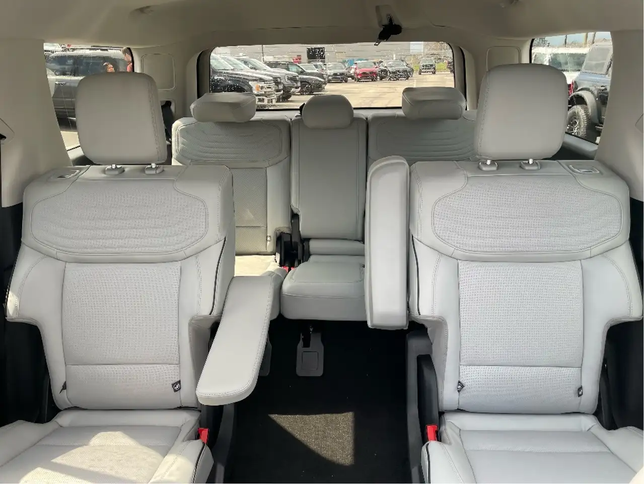 Ford Expedition снимка Ford Expedition